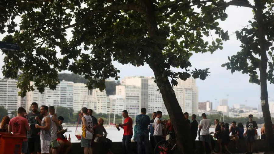 Gente bebiendo en un bar de Río de Janeiro