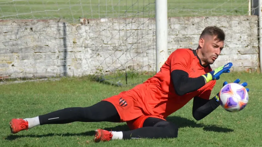 Patronato oficializó la llegada del arquero Matías Budiño