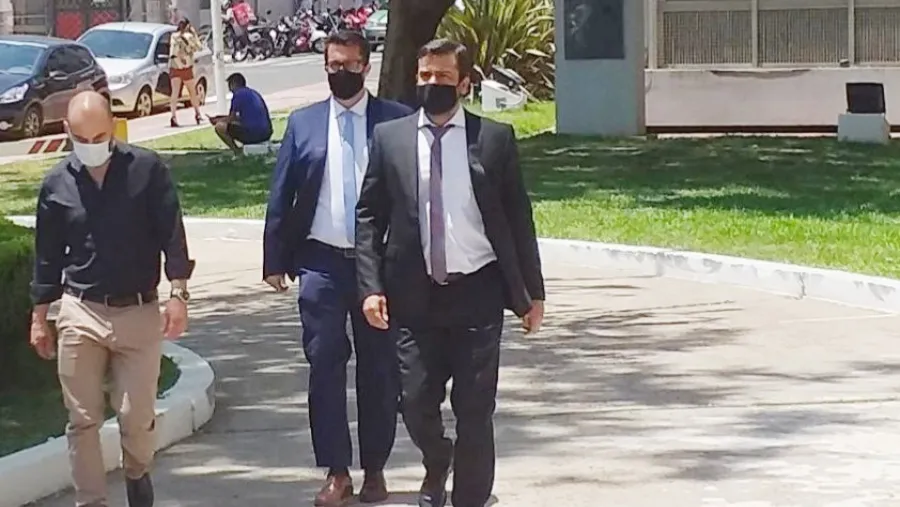 Buffa junto a sus abogados