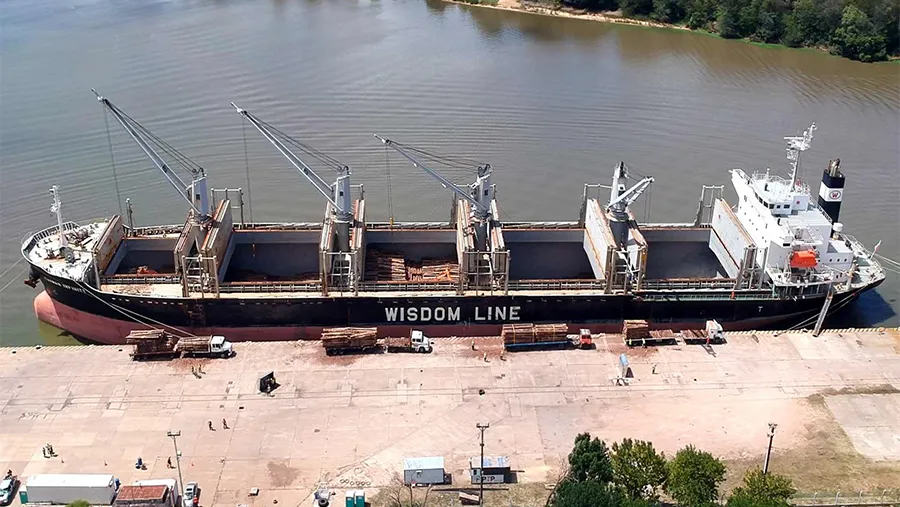 La mayoría de los ultramarinos inician su carga en el puerto de La Histórica, donde embarcan unas 20 mil toneladas, y completan con otras 15 mil en el puerto del Sur entrerriano.