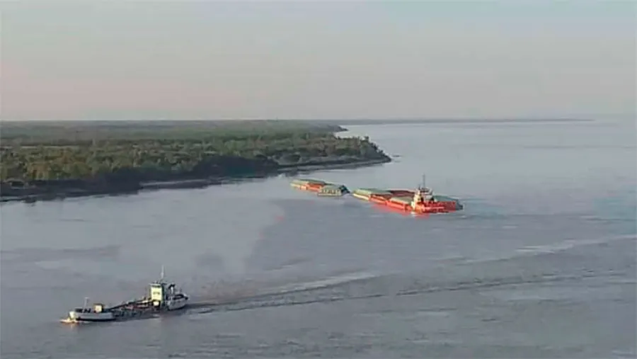 remolcador con barcazas encallado