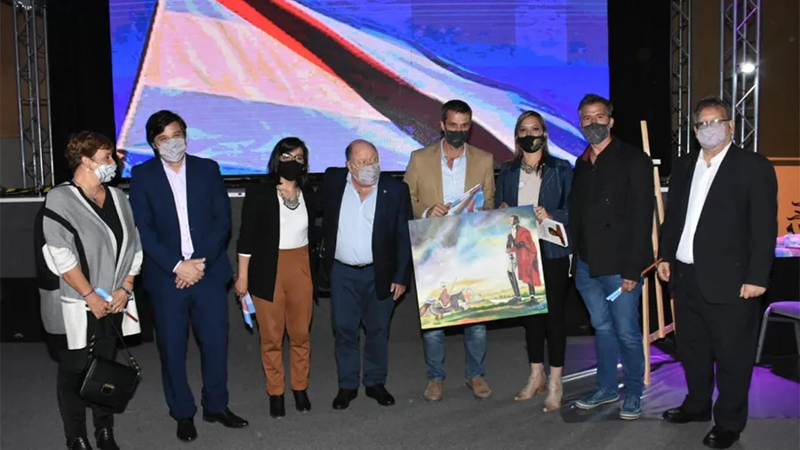 Jorge Busti junto a Enrique Cresto presentaron la Cantata Al Supremo Entrerriano en el Centro de Convenciones de Concordia.