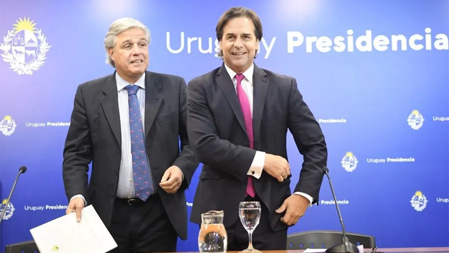 Imagen de archivo del renunciado canciller uruguayo Francisco Bustillo y el presidente del Uruguay, Luis Lacalle Pou.