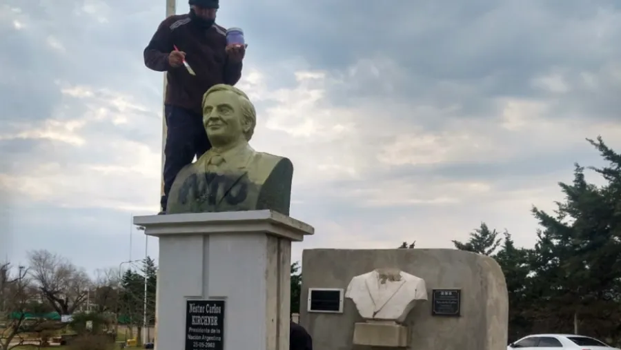 Volvieron a violentar el busto de Kirchner en Concepción del Uruguay