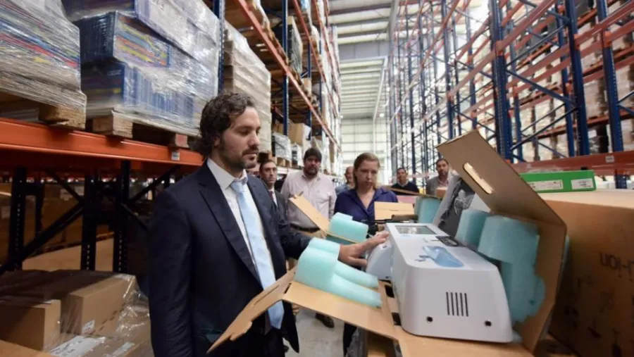 Cafiero recorriendo galpones