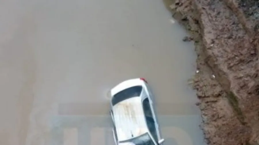 El auto cayó en un arroyo El auto cayó en un arroyo