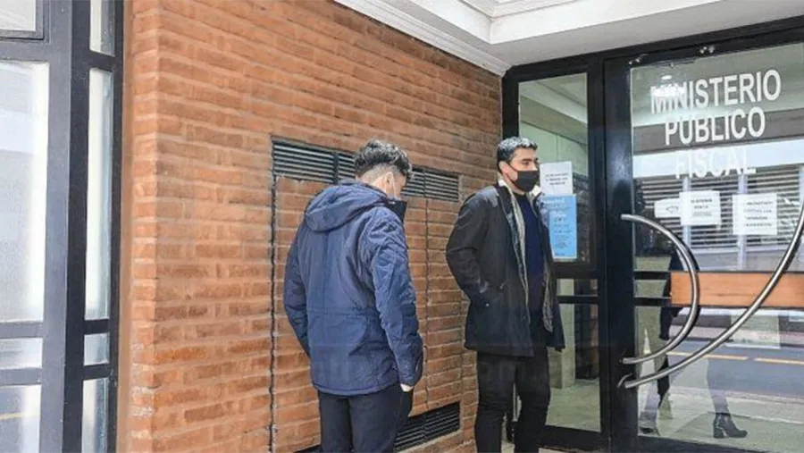 Imagen de archivo de cuando se presentó Bradon Comas a la Fiscalía, acompañado de su abogado Claudio Berón.