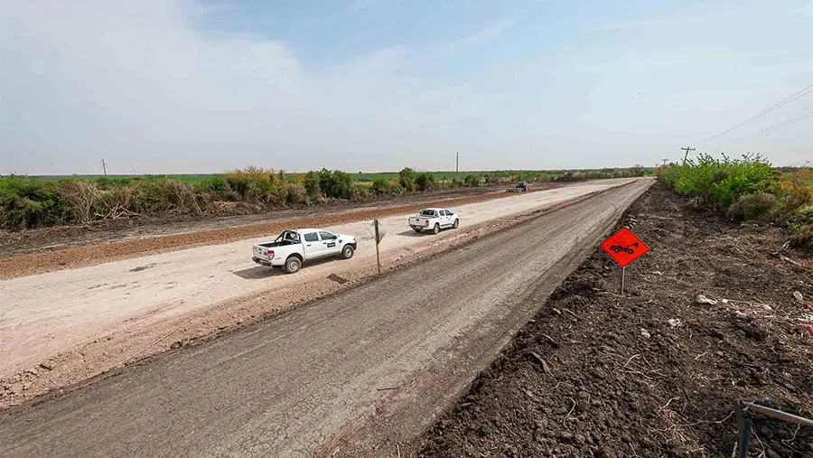 Avanzan las tareas de obra básica para la pavimentación del nuevo ingreso Sur a La Paz. Se trata de 13 kilómetros que unen la Ruta Nacional N° 12 con la zona urbana. Se ejecutan obras de conformación de terraplén, construcción de alcantarillas, limpieza, entre otras.
