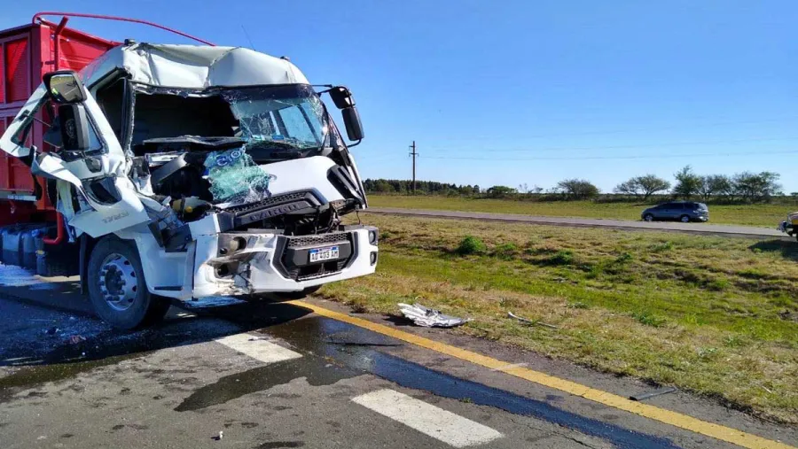 Chocaron dos camiones en la Autovía 14 y debieron rescatar uno de los heridos