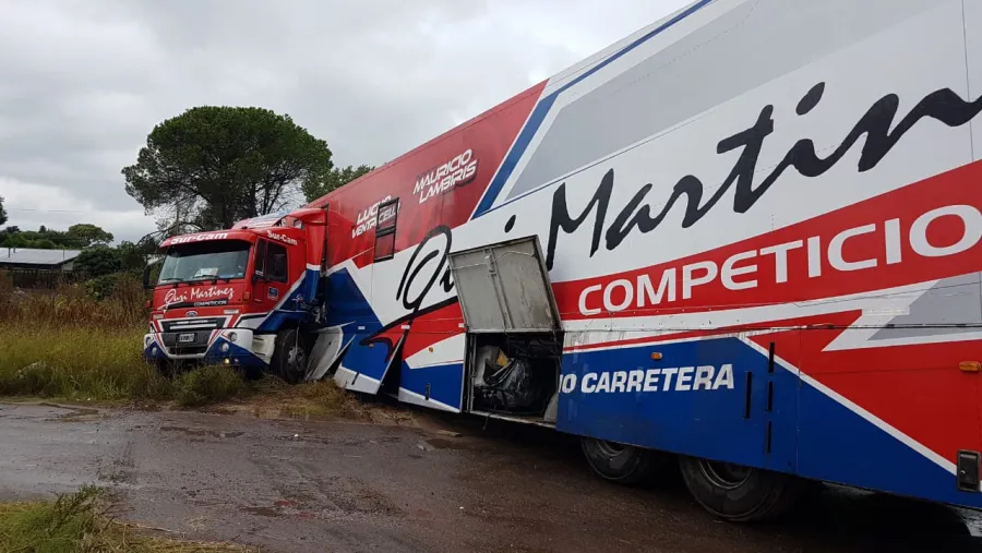 Omar "Gurí" Martínez Un camión del equipo del “Gurí” Martínez sufrió un despiste de regreso a Paraná