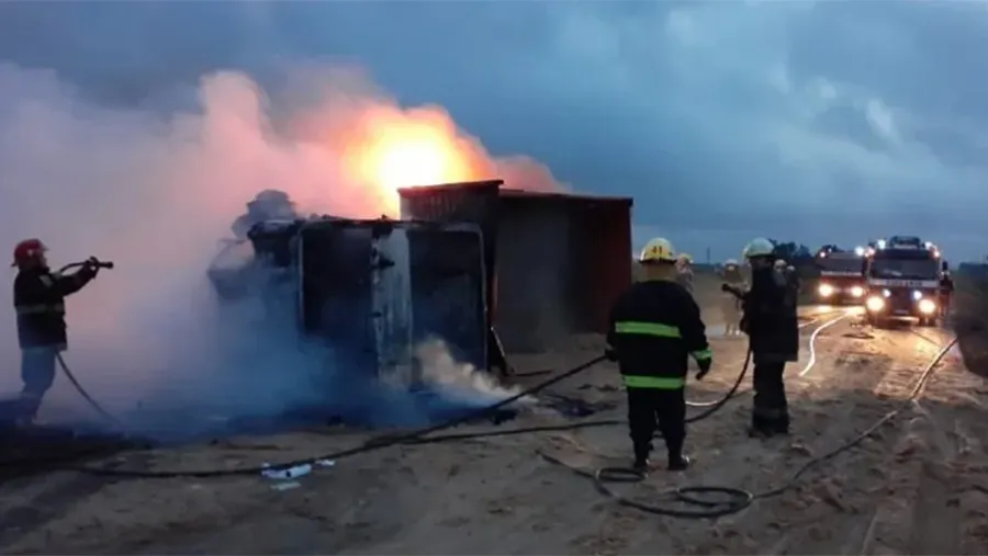 El siniestro se registró esta mañana y, afortunadamente, el conductor del camión resultó ileso.