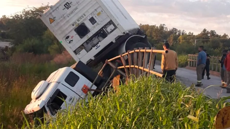 La cabina del camión cayó al arroyo y la caja térmica quedó colgada del puente de la RP 11.