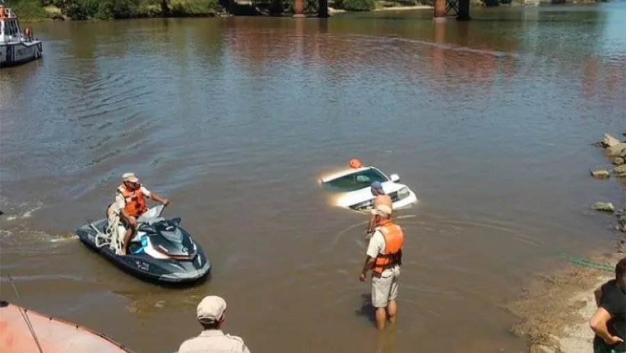 Una camioneta cayó al río Gualeguaychú al tratar de bajar una lancha