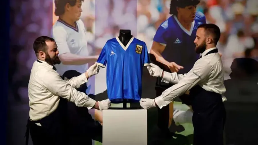 Subastaron la camiseta que usó Maradona ante Inglaterra en casi nueve millones de dólares Subastaron la camiseta que usó Maradona ante Inglaterra en casi nueve millones de dólares