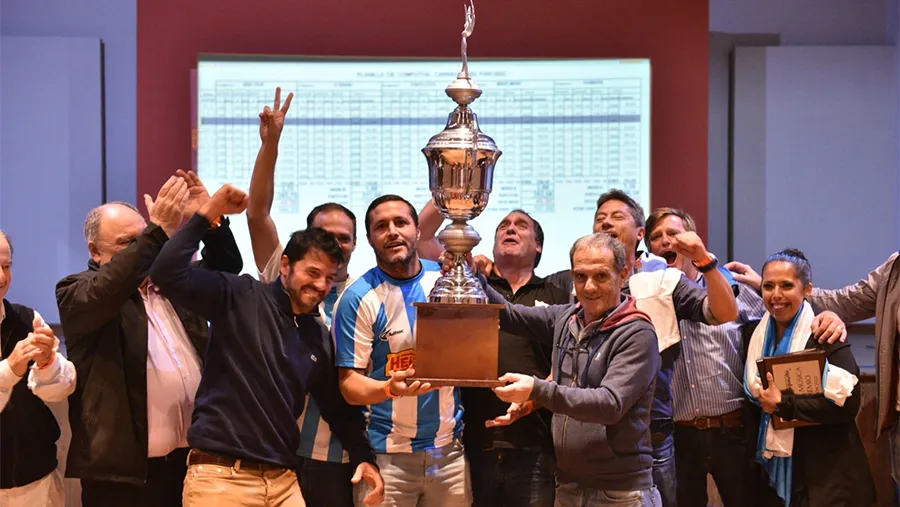 La dirigencia del Club Juventud (Papelitos) celebra haberse consagrado como la mejor en la edición 2022 del Carnaval del País.