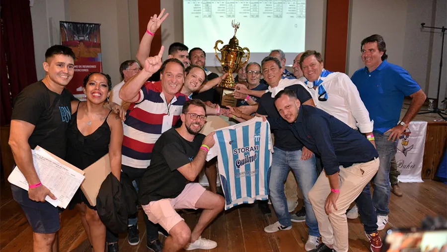 La comparsa Papelitos del Club Juventud Unida es bicampeona al ganar la edición 2023 del Carnaval del País. Foto: Prensa del Carnaval.