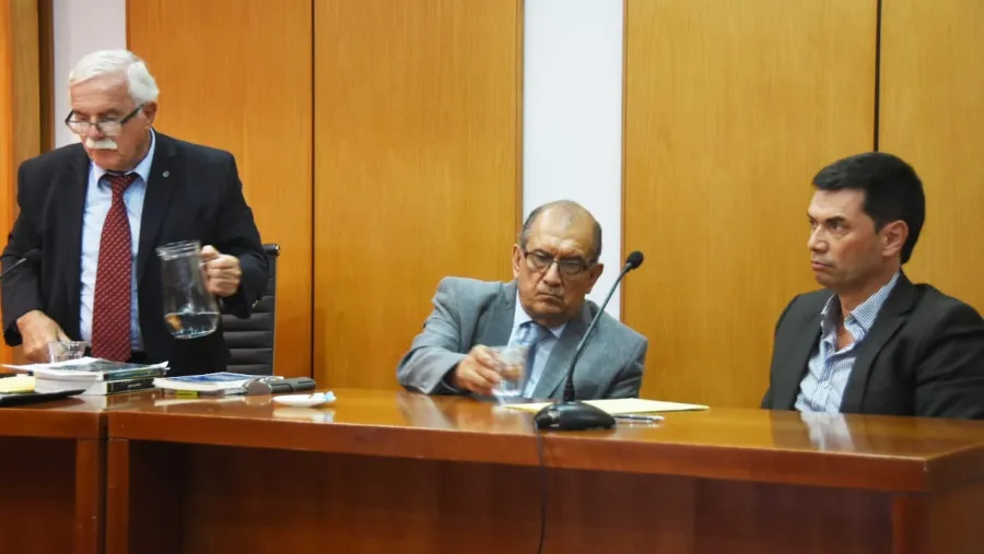 Canosa (a la derecha) y defensores