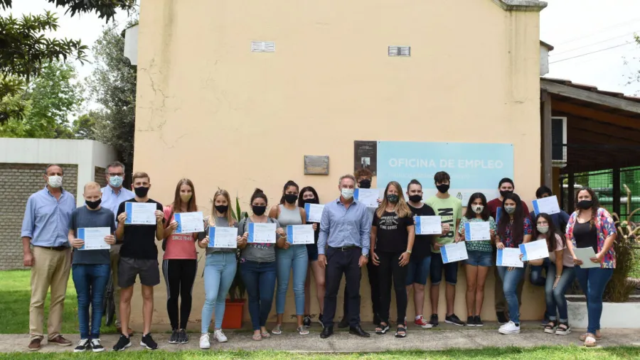 Schneider con jóvenes capacitación