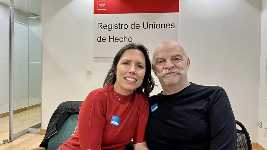 Martín Caparrós y Marta Nebot, el pasado 12 de junio de 2024 en el registro de parejas de hecho de la Comunidad de Madrid. Martín Caparrós y Marta Nebot, el pasado 12 de junio de 2024 en el registro de parejas de hecho de la Comunidad de Madrid.