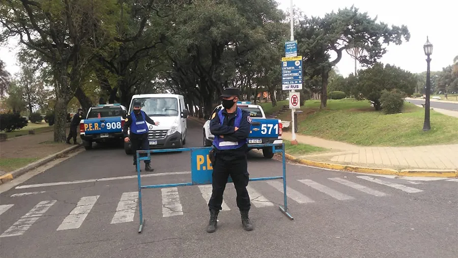 Los operativos policiales reforzaron la restricción vehicular en los paseos y parques de Paraná. Los operativos policiales reforzaron la restricción vehicular en los paseos y parques de Paraná.