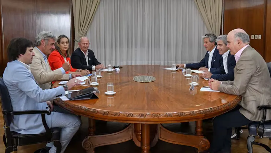 Imagen de la reunión de ayer entre el ministro Luis Caputo y la dirigencia de la Mesa de Enlace. Imagen de la reunión de ayer entre el ministro Luis Caputo y la dirigencia de la Mesa de Enlace.