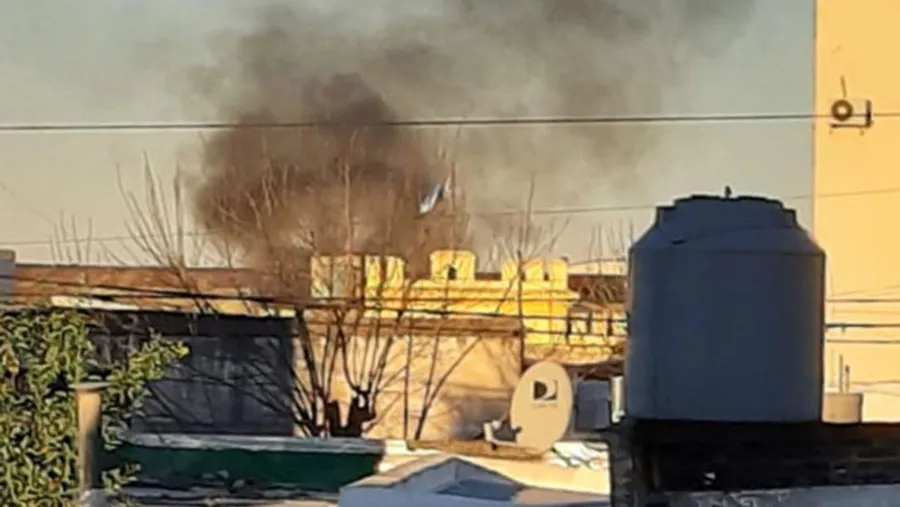 Desde fuera de la UP 4 se observó humo y se escucharon gritos y detonaciones de las armas de los guardias.