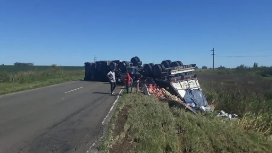Volcó un camión con yerba y evitaron que se robaran parte de la carga