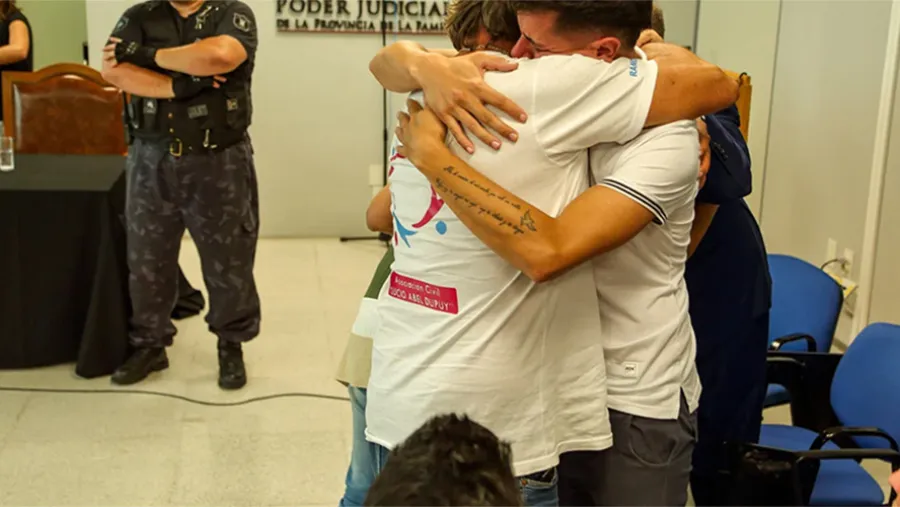 El abrazo entre el padre y el abuelo de Lucio una vez que se conoció la sentencia para las acusadas de asesinar al nene.