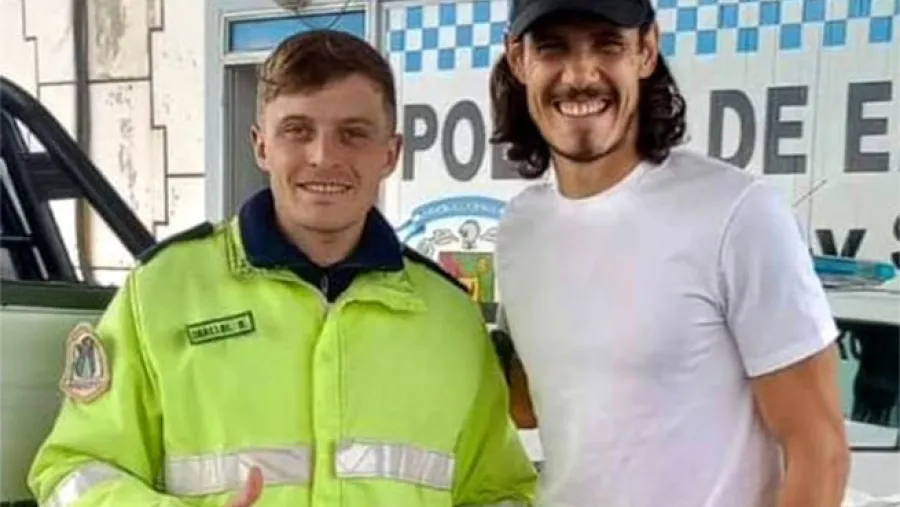 Edinson Cavani viajó hacia Salto y fue fotografiado en su paso por Gualeguaychú