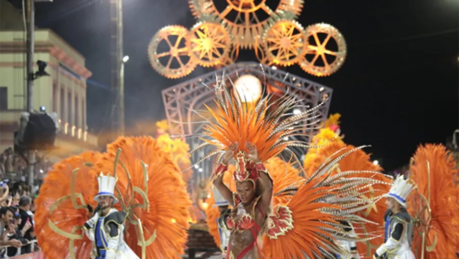 La comparsa Marí Marí del Club Central Entrerriano, inauguró la cuarta noche del Carnaval del País. Crédito foto: Prensa Carnaval.