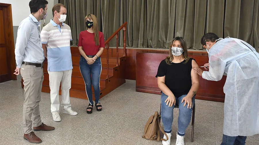 El gobernador, junto a la ministra de Salud, Sonia Velázquez, y el presidente del Consejo General de Educación, Martín Müller, acompañó a los docentes este sábado.