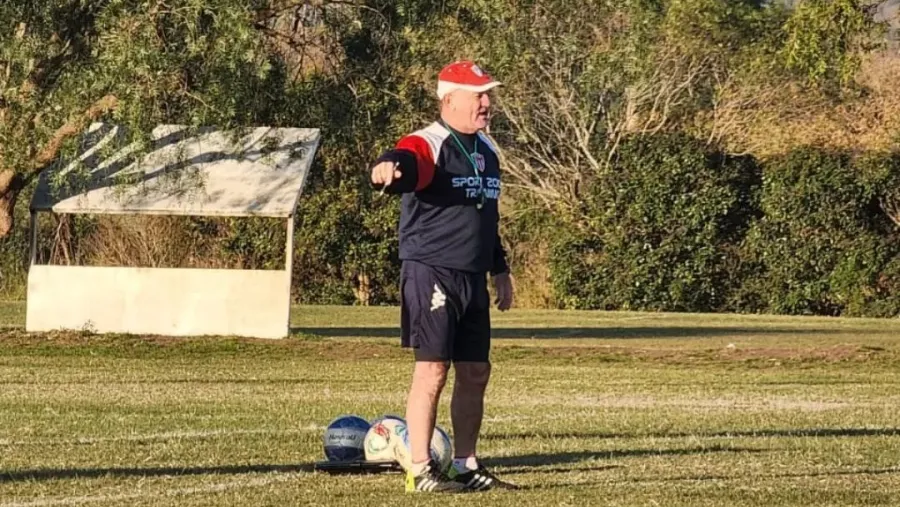 Fútbol: Edgardo Cervilla puso en marcha su tercer ciclo como DT de Atlético Paraná