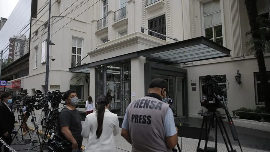 La vicepresidenta se retiró del Sanatorio Otamendi pasadas las 10:30; fue sometida el jueves a una histerectomía ampliada por vía laparoscópica.