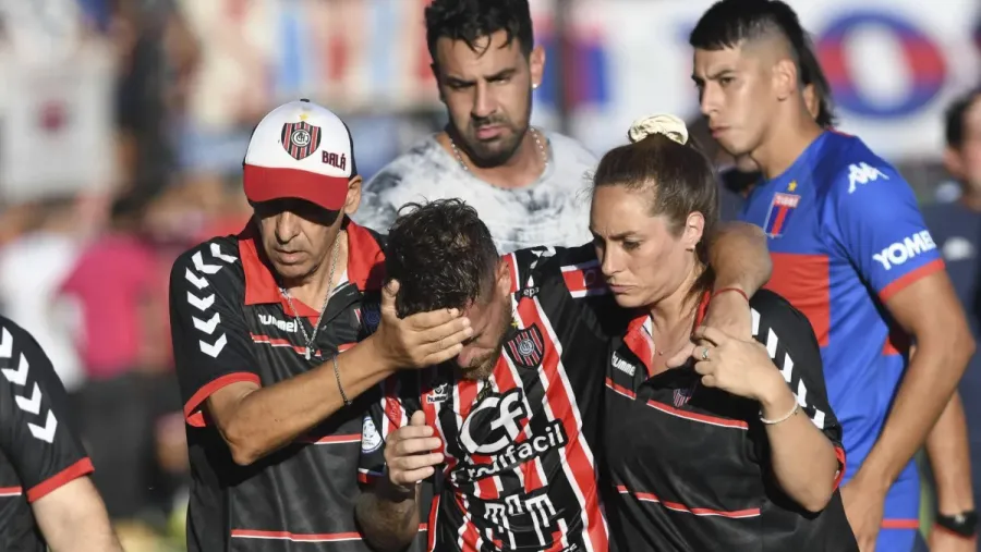 Escándalo en la Copa Argentina: por la agresión a un jugador, suspendieron Tigre-Chacarita Escándalo en la Copa Argentina: por la agresión a un jugador, suspendieron Tigre-Chacarita