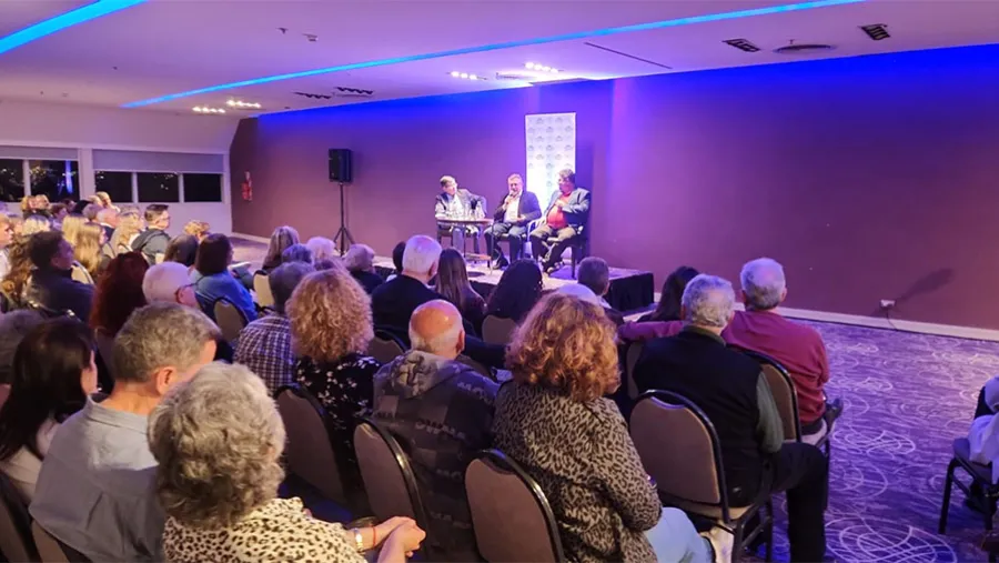Con una sala colmada de público Nicolás y Miguel Wiñazki describieron la realidad y el humor social en torno a las construcciones políticas. Con una sala colmada de público Nicolás y Miguel Wiñazki describieron la realidad y el humor social en torno a las construcciones políticas.