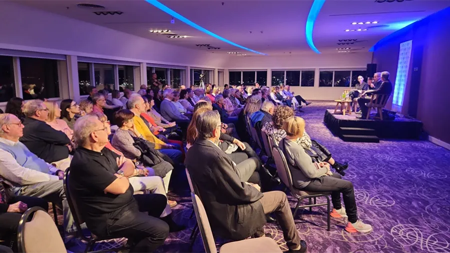El Hotel Howard Johnson Mayorazgo de Paraná estuvo colmado de público para escuchar a Claudio Jaquelín y a Daniel Santoro en el ciclo de Charlas Periodísticas de ANÁLISIS. El Hotel Howard Johnson Mayorazgo de Paraná estuvo colmado de público para escuchar a Claudio Jaquelín y a Daniel Santoro en el ciclo de Charlas Periodísticas de ANÁLISIS.
