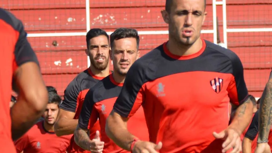 Con 19 jugadores, Patronato viajó a Buenos Aires para visitar al “Bicho”