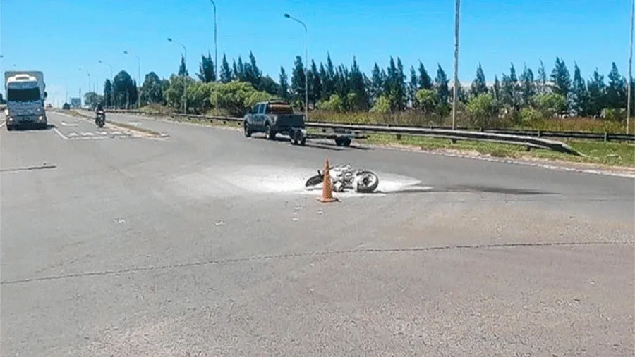 El impacto entre la moto y la camioneta se produjo aproximadamente a las 15 del miércoles pasado, en la intersección de la Ruta Nacional N° 12 y calle Newbery de Paraná.