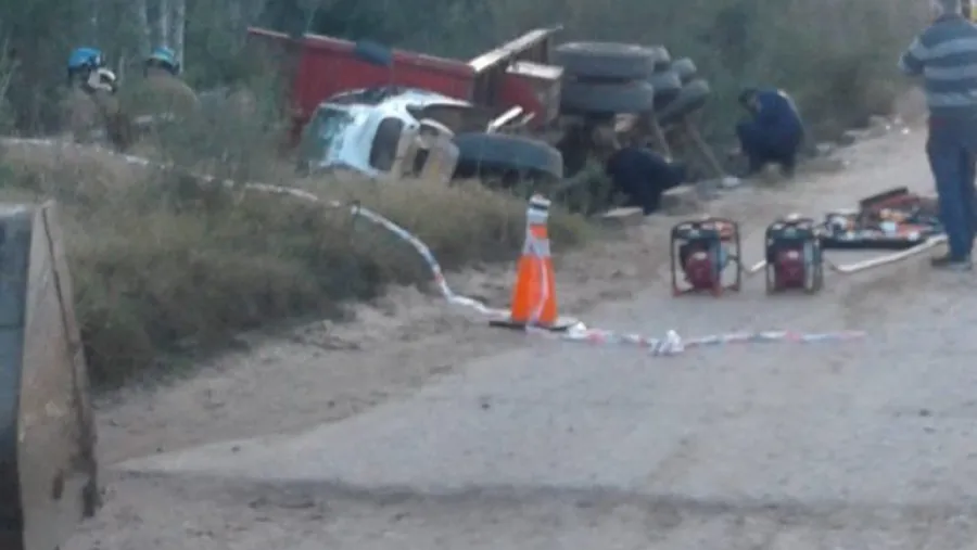 Un camión chocó contra la camioneta del exsenador Alasino y falleció una persona Un camión chocó contra la camioneta del exsenador Alasino y falleció una persona