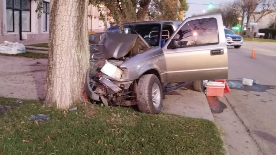 La camioneta impactó primero contra una farola y luego contra un árbol en la localidad de María Grande. Su conductor sufrió lesiones graves. La camioneta impactó primero contra una farola y luego contra un árbol en la localidad de María Grande. Su conductor sufrió lesiones graves.
