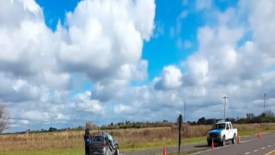 Fuerte choque entre un camión y un auto en ruta 127