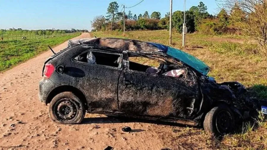 Una persona perdió la vida tras impactar con su auto contra un árbol. Una persona perdió la vida tras impactar con su auto contra un árbol.