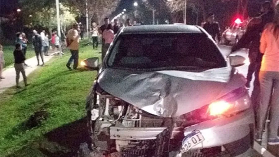 El siniestro fatal se produjo cuando el automóvil impactó de atrás a una moto que estaba estacionada en Avenida Presidente Perón de Santa Elena. El siniestro fatal se produjo cuando el automóvil impactó de atrás a una moto que estaba estacionada en Avenida Presidente Perón de Santa Elena.