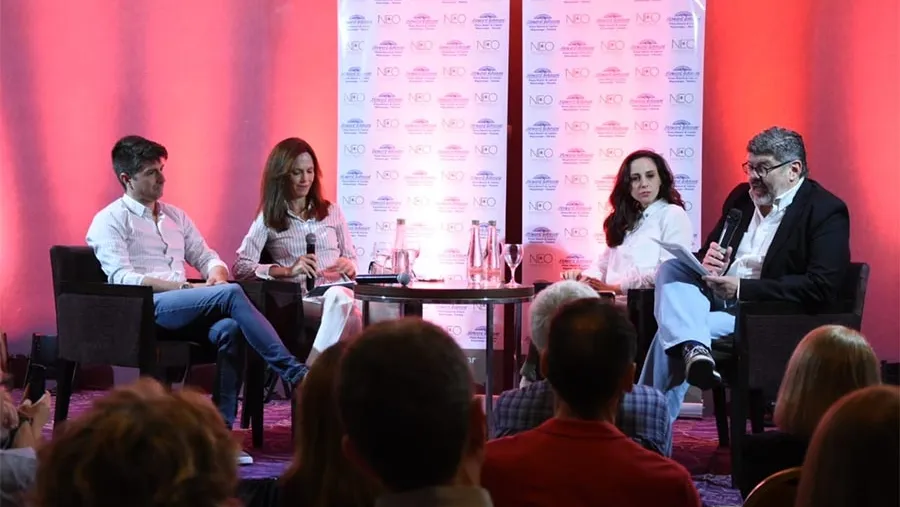Rodrigo Alegre, Mariel Fitz Patrick, Emilia Delfino y Antonio Tardelli, en la mesa de diálogo que abordó el tema “Periodismo y nuevo escenario político”.