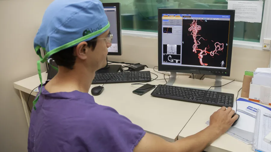 Practicaron una cirugía inédita en la provincia a un paciente que había sufrido un ACV