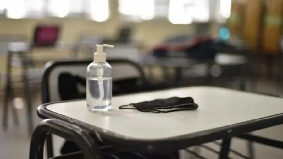 Por el índice de contagio de Covid-19, el Consejo General de Educación (CGE) decidió suspender las clases presenciales desde mañana y hasta el próximo viernes; mientras el Municipio también implementó otras restricciones.