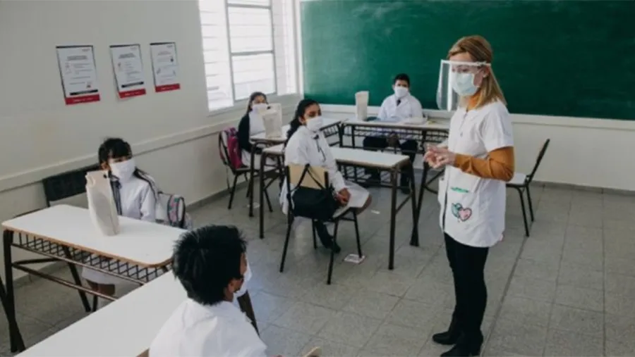 Evalúan la posibilidad de “intensificar la presencialidad” en las escuelas de todo el país, a partir de la mejora de los indicadores sanitarios.