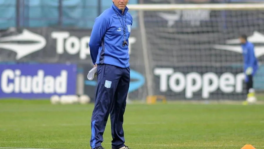 El DT de Racing probó un cambio pensando en el partido con Patronato