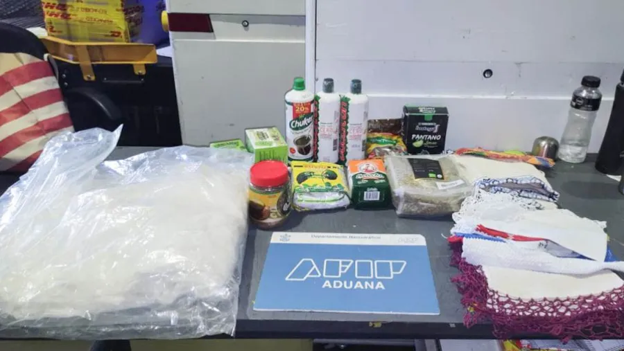 La cocaína se encontraba impregnada en ropa y camuflada dentro de un frasco de edulcorante. La cocaína se encontraba impregnada en ropa y camuflada dentro de un frasco de edulcorante.