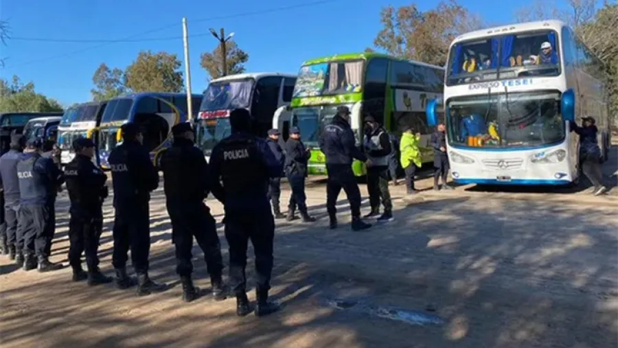 Policía de Mendoza incautó armas y droga a la barrabrava de Almirante Brown